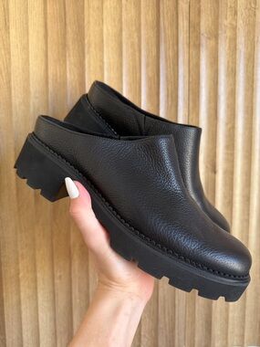 VIONIC Women’s Black Fairfax Pebbled Lugsole Clog Mule